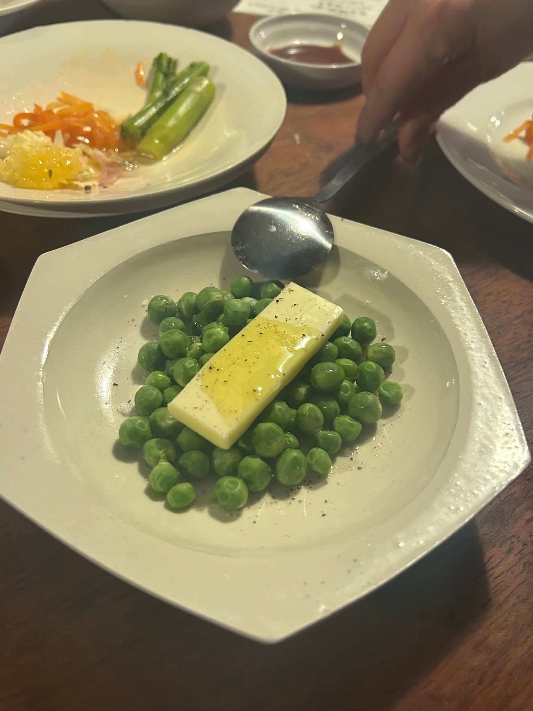 グリーンピースにバターをのせた一皿